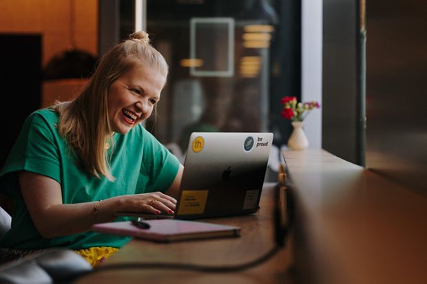 Schaumann, Lena arbeitet am Laptop