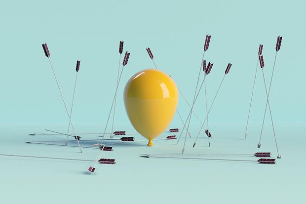 Symbolbild f&uuml;r fehlgeschlagene Versuche. Pfeile neben intaktem Ballon.