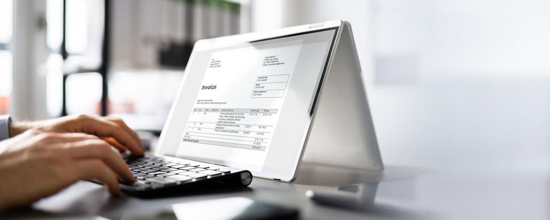 Eine Rechnung wird am Laptopbildschirm angezeigt
