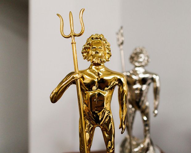 kleine goldfarbene Figur eines Neptun