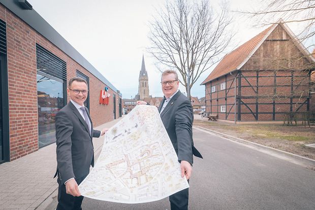 Aschebergs B&uuml;rgermeister mit Plan