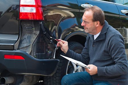 Sachverst&auml;ndiger &uuml;berpr&uuml;ft Unfallschaden am Auto