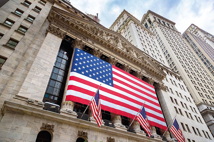 gro&szlig;e US-Flagge an einem Geb&auml;ude