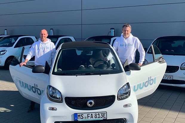 Thomas-Ulms-links-und-Manuel_Schlottbom-stehen-an-einem-wuddi-auto