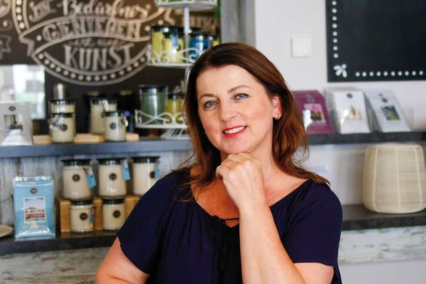 Samira Y&ouml;r&uuml;k am Tresen in ihrem "Sumas Caf&eacute;"