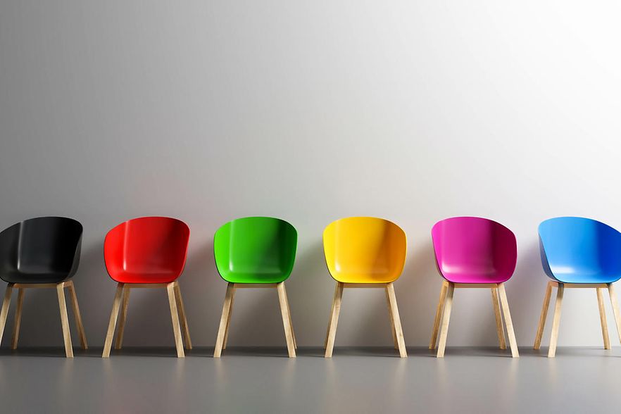 St&uuml;hle in verschiedenen Farben 