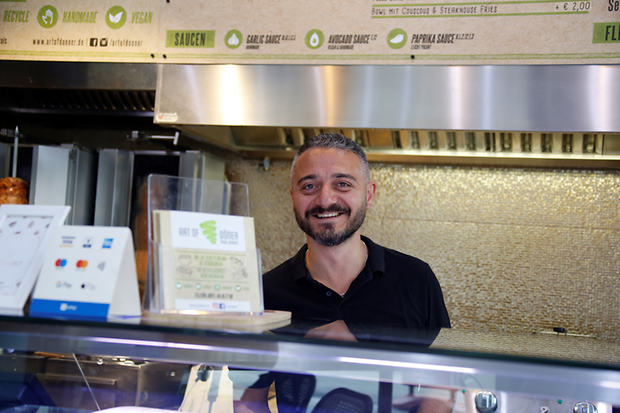 Ceyhun Cavas an der Theke seines D&ouml;nerladens "Art of D&ouml;ner"