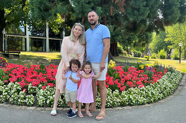 Bardhyl Gashi mit Ehefrau Floriana und den dreij&auml;hrigen Zwillingen 