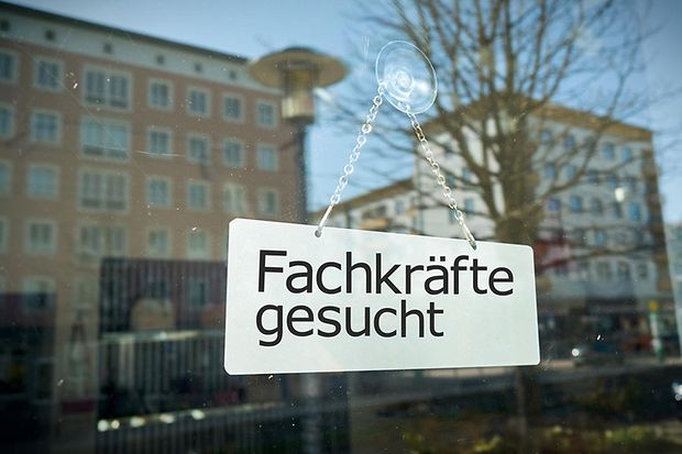 In einem Fenster hängt ein Schild mit der Aufschrift Fachkraft gesucht