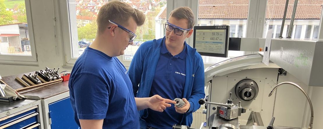 Andreas Hillebrand, Ausbilder im Metallbereich bei Ziehl-Abegg (rechts) mit Azubi Hannes Gahm