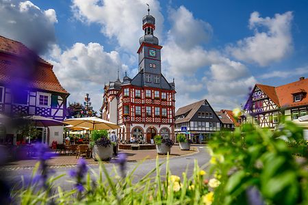 Marktplatz in Lorsch mit altem Rathaus und Fachwerkh&auml;usern