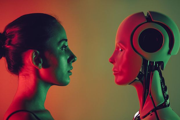 Junge Frau und Roboter von Angesicht zu Angesicht