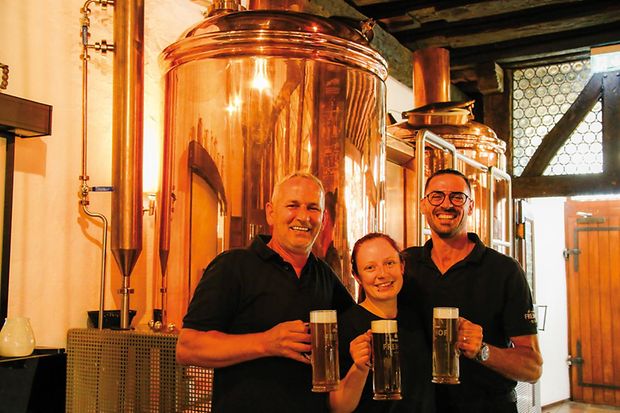 Giovanni Cardella (links), Betriebsleiter im Brauhaus Freihof in Wiesloch