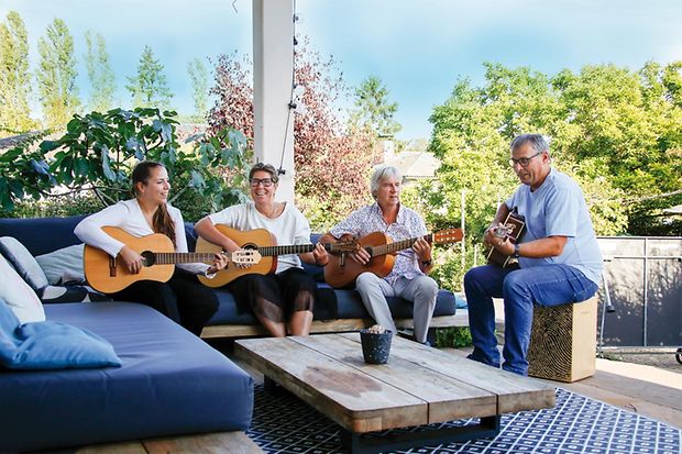Laura Herold, Caroline Knapp, Norbert Urbanek und Uwe Herold bei ihrer w&ouml;chentlichen Band-Probe