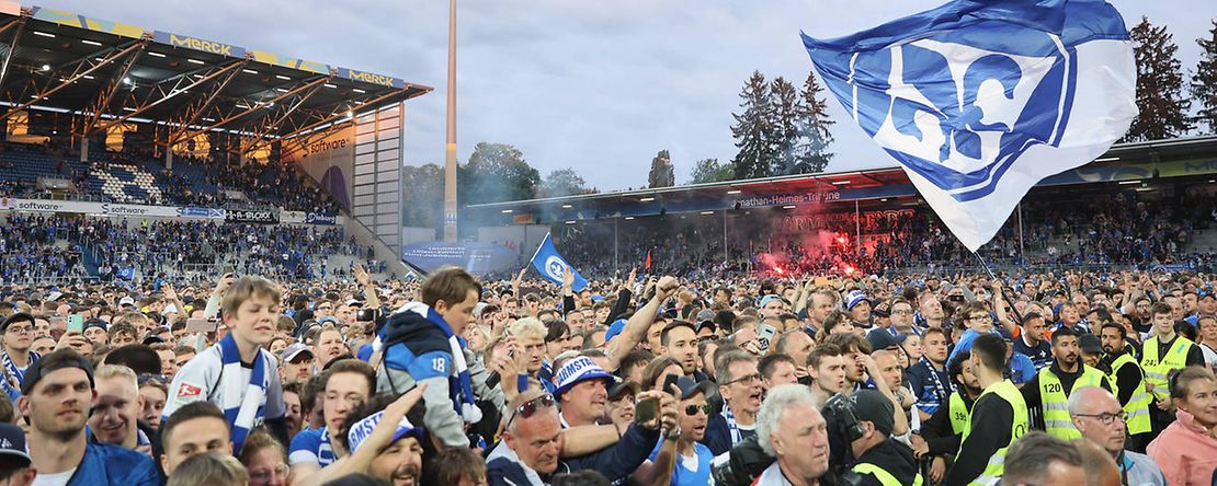 Bild von den Fans mit Fahne im Stadion des SV Darmstadt 98