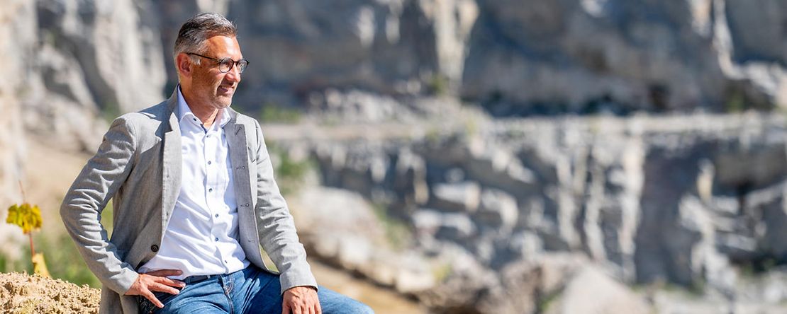 Gesch&auml;ftsf&uuml;hrer Marco R&ouml;hrig am Steinbruch der R&ouml;hrig Granit GmbH in Heppenheim-Sonderbach