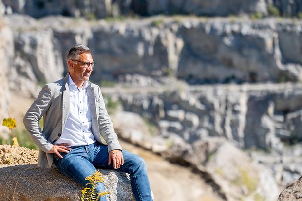 Gesch&auml;ftsf&uuml;hrer Marco R&ouml;hrig am Steinbruch der R&ouml;hrig Granit GmbH in Heppenheim-Sonderbach
