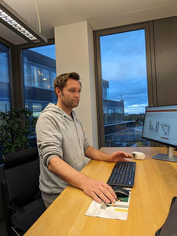 Markus Pepping an seinem Schreibtisch