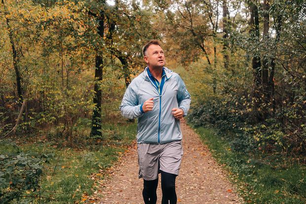  Kai Kemper beim Joggen im Wald