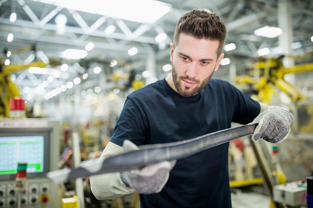 Mann arbeitet in einer Fabrik