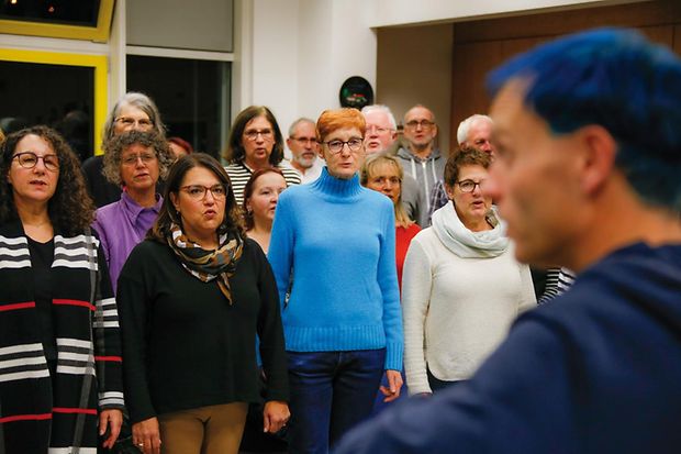 Cornelia Friedrich (Mitte) und das Team von "Sing a Song"