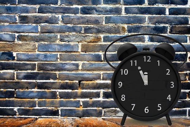 Wecker vor einer Mauer