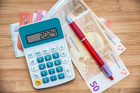 2024 Zahlen auf einem Taschenrechner und Euro-Banknoten, Finanzen, Geld, Inflation, Budget