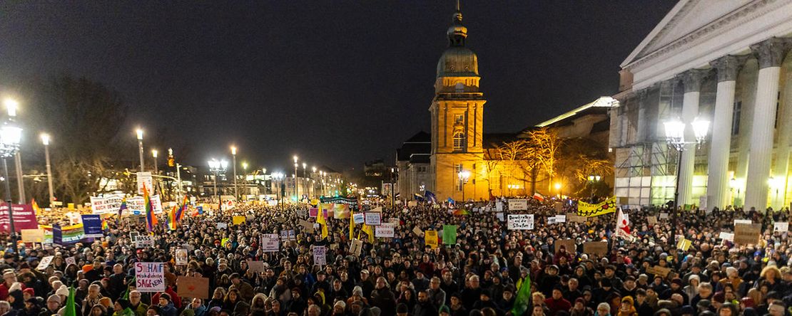 IHK-Pr&auml;sident Martin&eacute; am Rednerpult, im Hintergrund weitere Redner*innen und die Organisator*innen