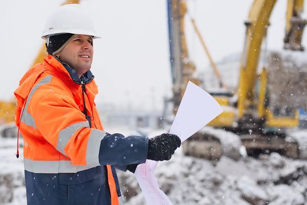 Bauingenieur auf der Baustelle