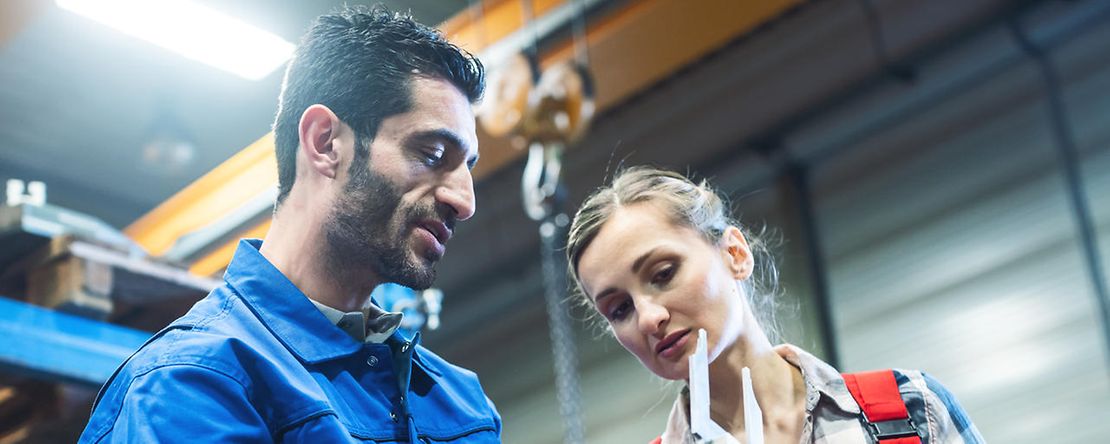 Fachmann und Fachfrau pr&uuml;fen ein Werkst&uuml;ck