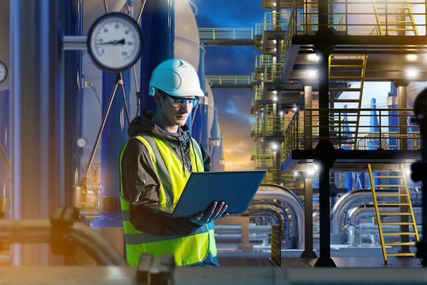 Industriearbeiter in einer Wasserstoffanlage
