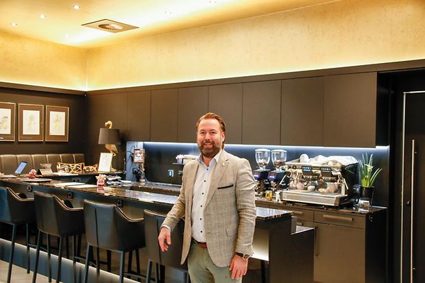 Gesch&auml;ftsf&uuml;hrer Dominik Tschlenek vor der Bar in seinem Business-Restaurant Black Bird in Mannheim