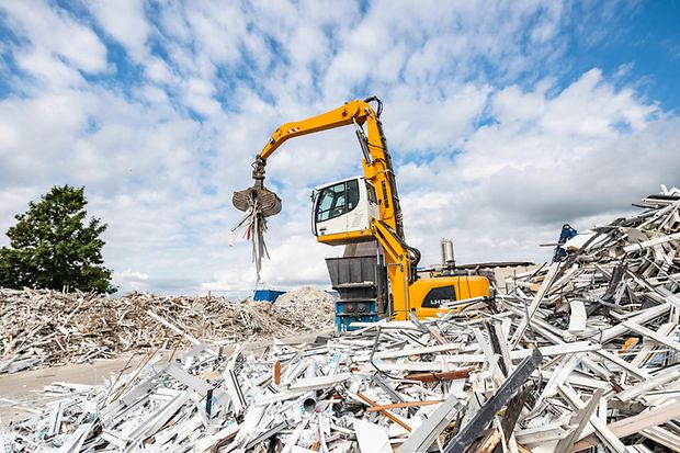 Tonnenweise alte Veka-Fensterrahmen werden in die unternehmenseigene Recyclinganlage gebracht.