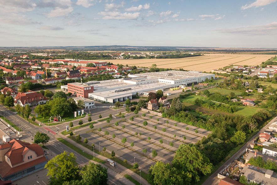 Dekoratives Bild einer Logistikhalle mit Parkpl&auml;tzen