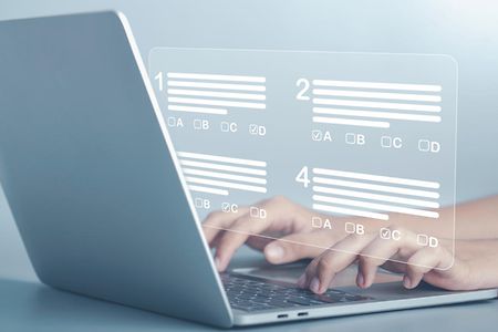 Digitale Pr&uuml;fungen_AdobeStock_545703403
