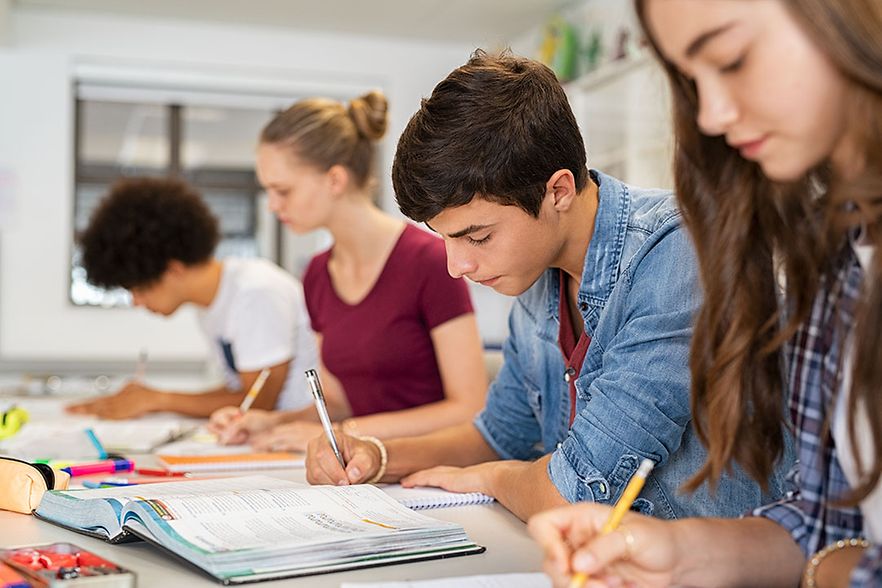 Sch&uuml;lerinnen und Sch&uuml;ler beim Unterricht