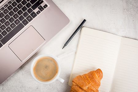 Croissant und Kaffee