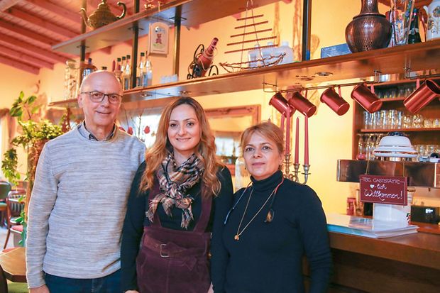 Das Team des TSG-Restaurant Olympia: Panagiotis Papadopoulos, Ioanna Papadopoulou und Sofia Konstaninidou 