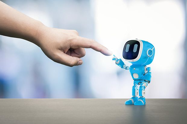 Menschliche Hand und Roboterhand berühren sich