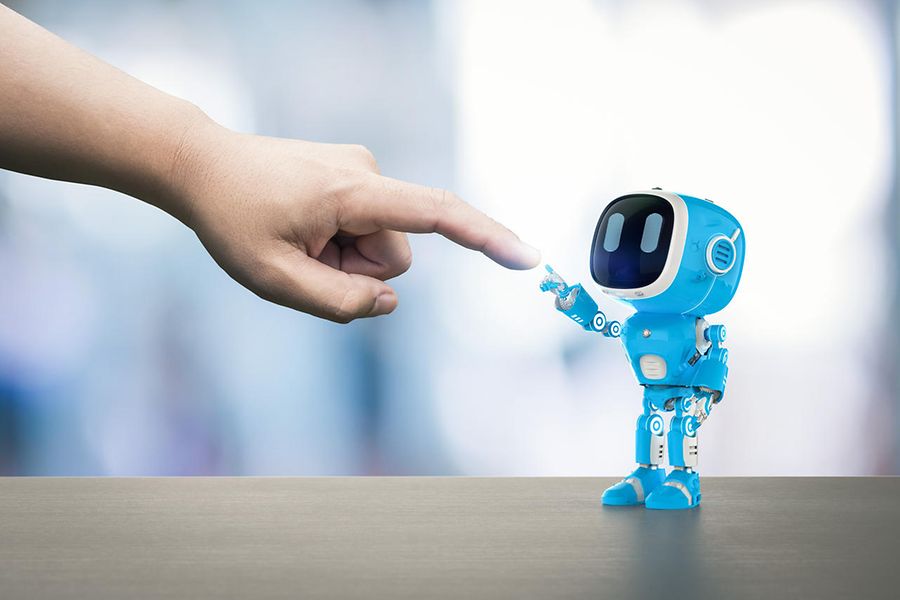 Menschliche Hand und Roboterhand berühren sich