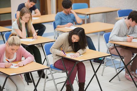 Studierende schreiben im Pr&uuml;fungssaal der Hochschule.