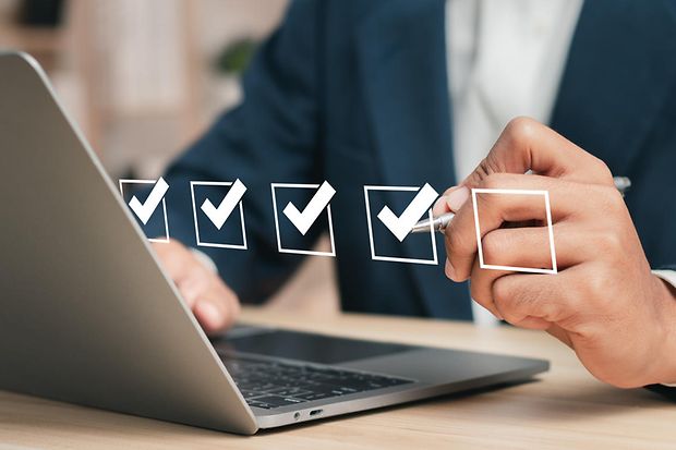 Ein Geschäftsmann hakt eine Checkliste ab