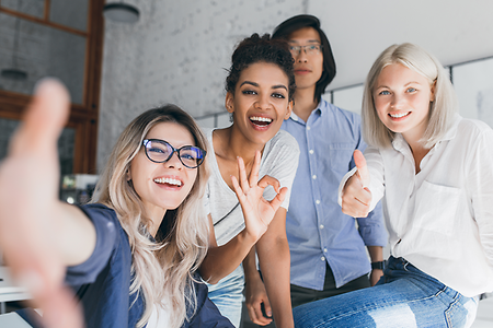 Jugendliche B&uuml;ro AdobeStock_268332127