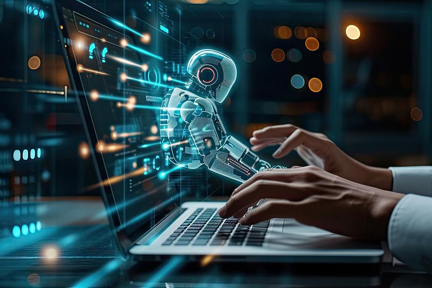 Symbolbild H&auml;nde arbeiten am Laptop, Roboter springt aus dem Bildschirm