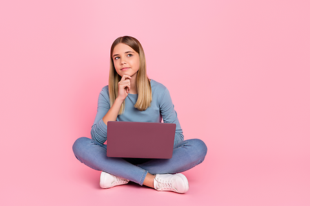 Symbolbild M&auml;dchen mit Laptop denkt nach