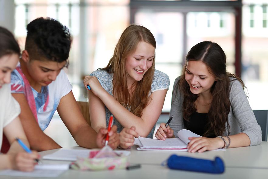 Sch&uuml;ler beim Lernen