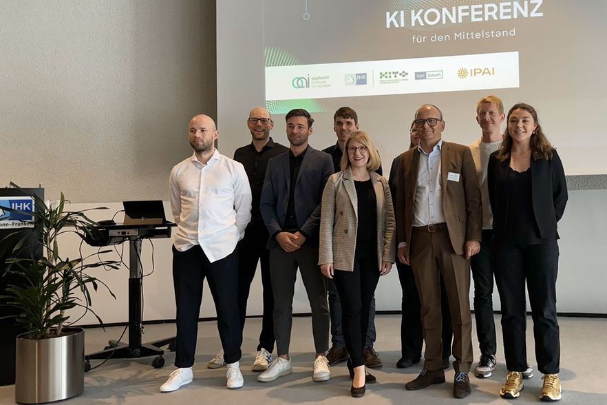 Die Referentinnen und Referenten der KI-Konferenz mit IHK-Vizepr&auml;sident Hans-J&ouml;rg Vollert 