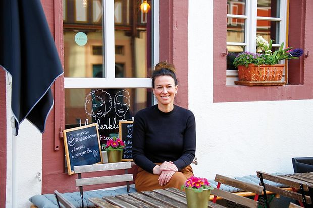Andrea Kersebohm vor ihrem Caf&eacute; "kleiderklatsch" in Ladenburg