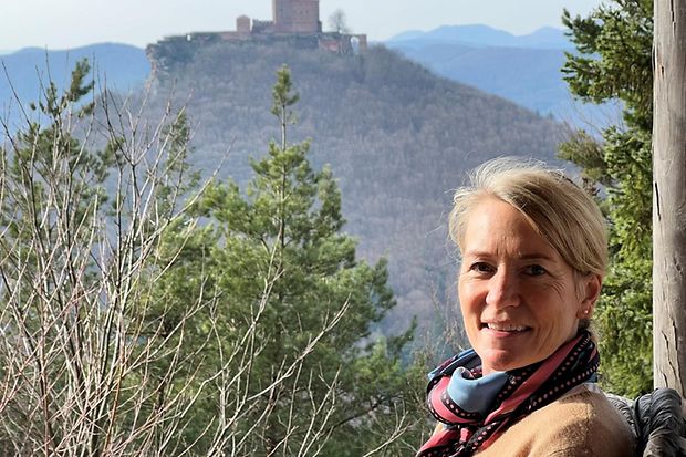 Julia Rondot auf Wandertour im Gr&uuml;nen in der Pfalz
