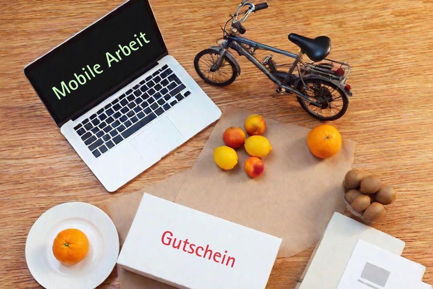 Benefits symbolisch dargestellt, z.B. Dienstrad, Obst, Gutschein, Mobile Arbeit